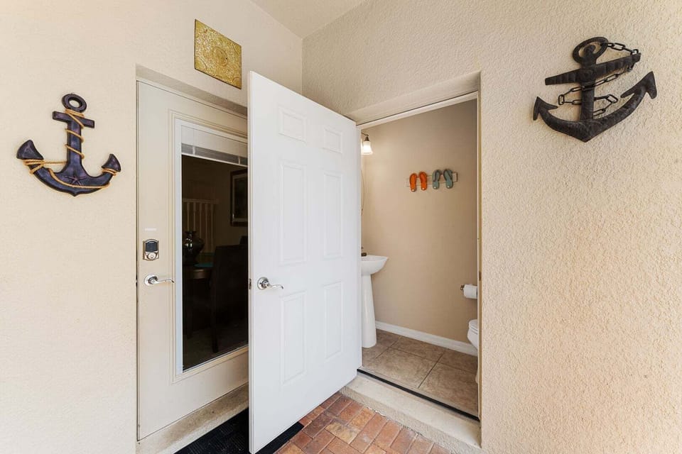 House, Multiple Beds, Pool Access, Pool View (WW109-9041-5-P) | Interior