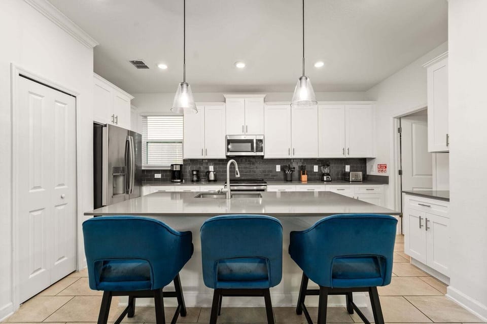 House, Multiple Beds, Pool Access, Pool View (STL123-2665-5-P) | Private kitchen