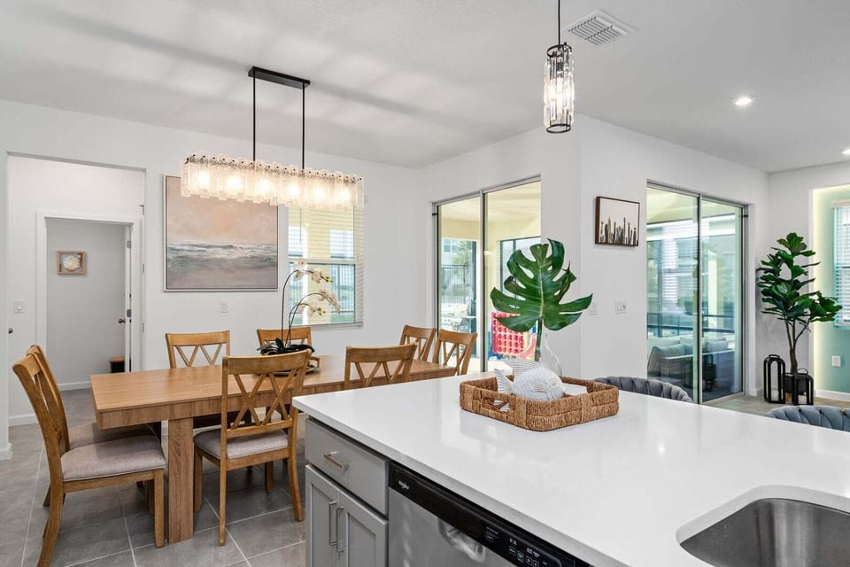 House, Multiple Beds, Pool Access, Pool View (SLA110-2332-6-GP) | Dining