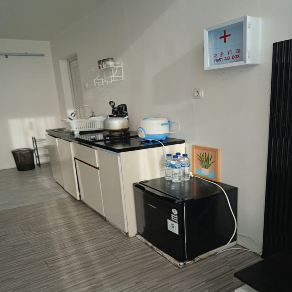 Family Suite | Private kitchen | Coffee/tea maker, mini-fridge, stovetop, dishwasher