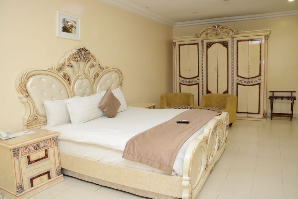 Executive Single Room, Smoking, Pool View | 20 bedrooms, in-room safe, desk, blackout drapes