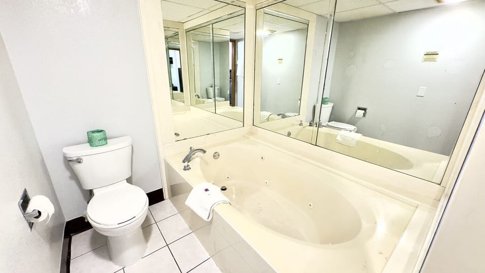 Combined shower/tub, free toiletries, towels