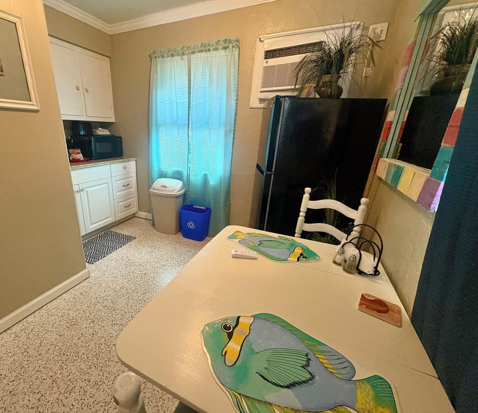 Comfort Single Room, 1 Queen Bed | Living area | Flat-screen TV