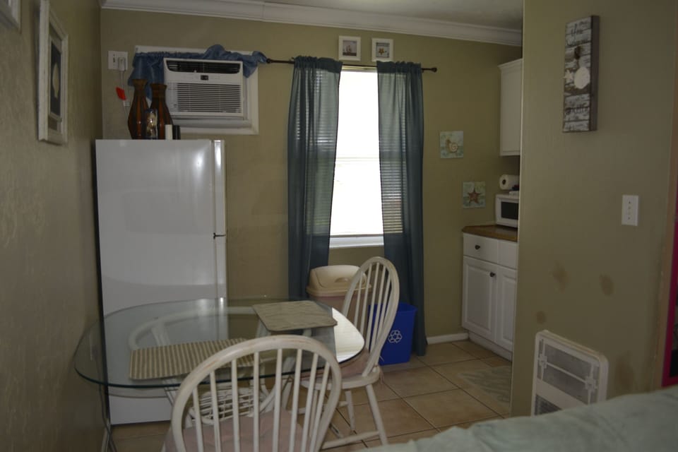 Comfort Room, 1 King Bed, Kitchenette | Private kitchen | Fridge, microwave, coffee/tea maker, toaster