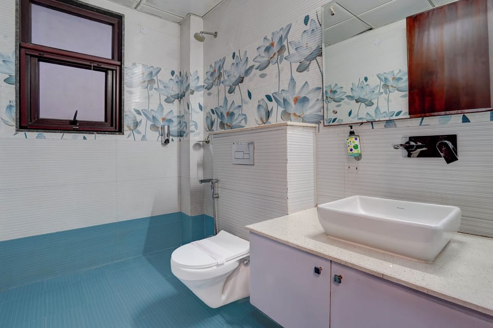 Classic Double Room | Bathroom | Shower, towels, soap, shampoo