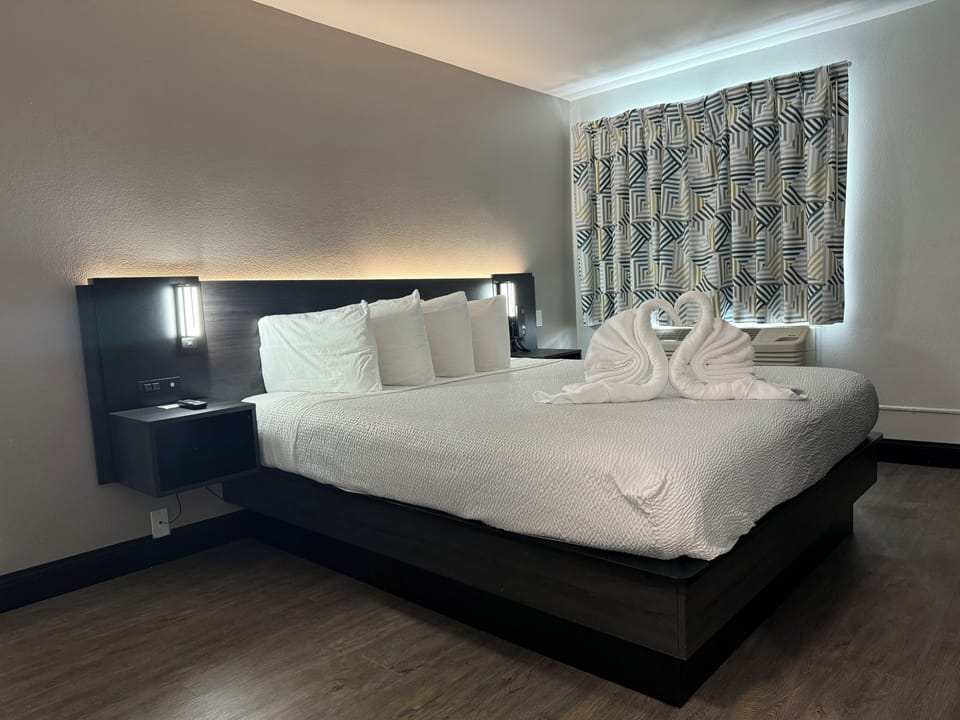 Basic Room, 1 King Bed | Desk, WiFi (free), bed sheets