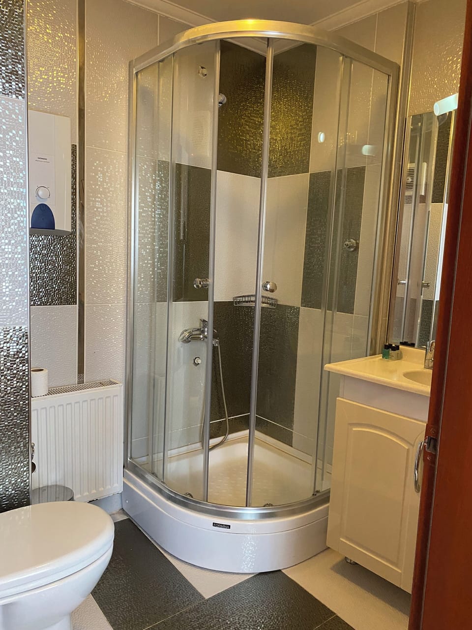 Standard Room, City View | Bathroom | Shower, hair dryer, towels, soap