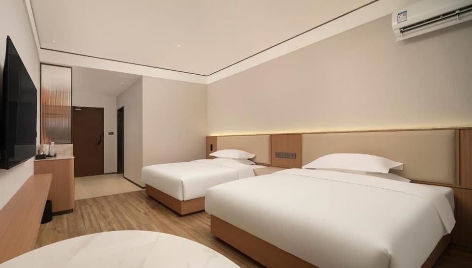 Twin Room, Courtyard View | Soundproofing, iron/ironing board (on request), WiFi (free)