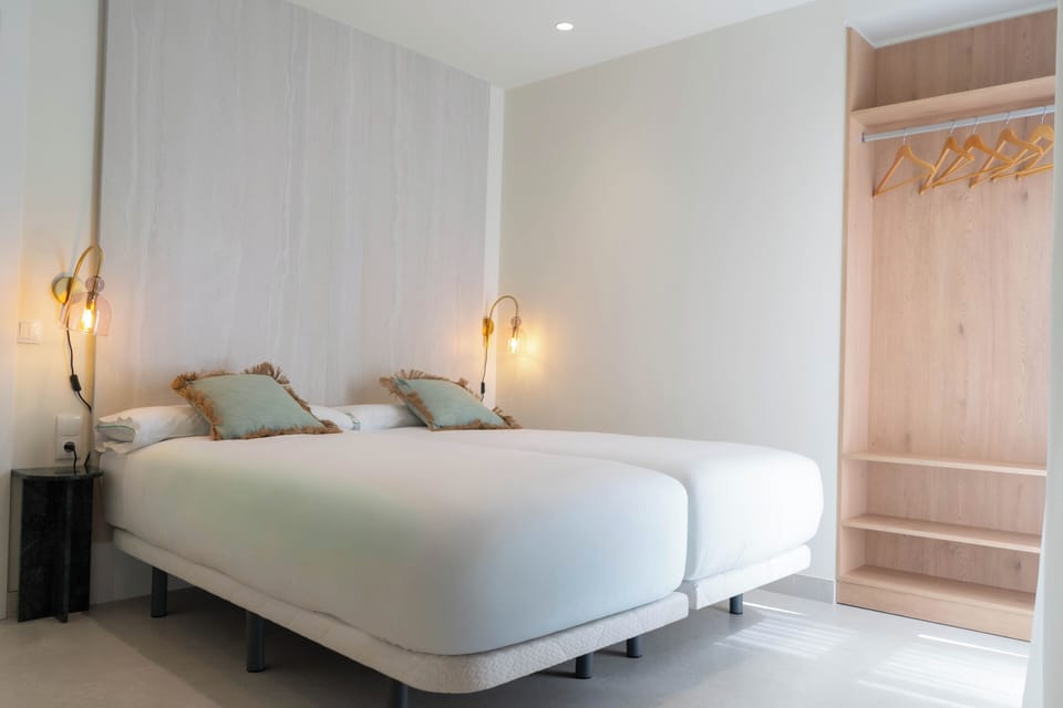 Deluxe Double or Twin Room, Patio | Desk, laptop workspace, free WiFi
