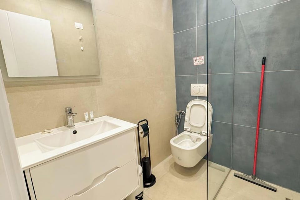Economy Triple Room | Bathroom | Free toiletries, hair dryer, towels, soap