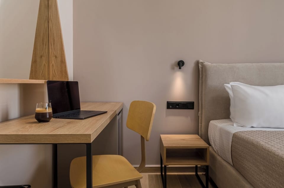Deluxe Room, Pool View | Premium bedding, in-room safe, soundproofing, WiFi (free)