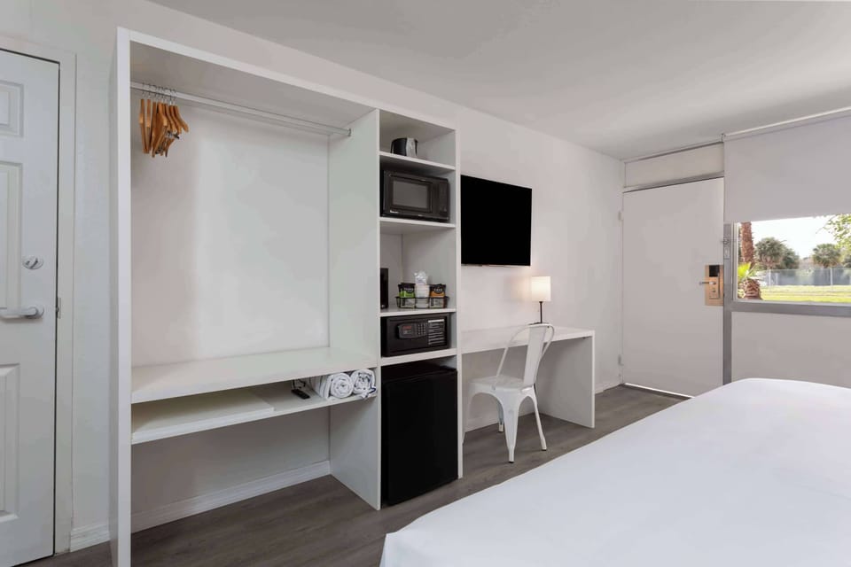 Room, 1 King Bed, Non Smoking | Premium bedding, in-room safe, desk, laptop workspace