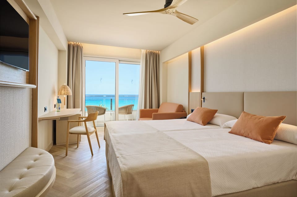 In-room safe, desk, iron/ironing board, bed sheets
