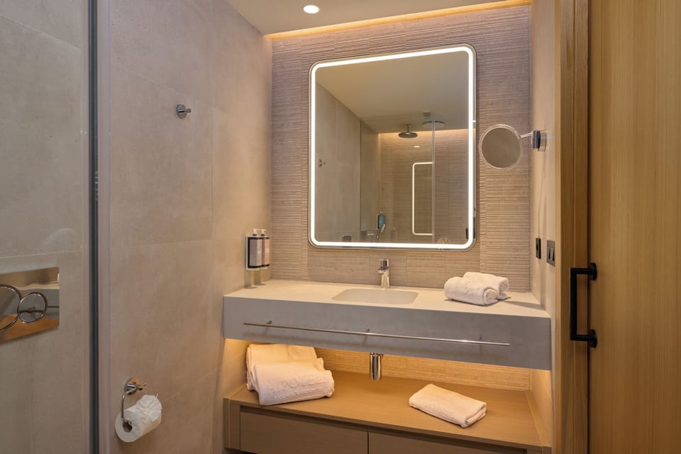 In-room safe, desk, iron/ironing board, bed sheets