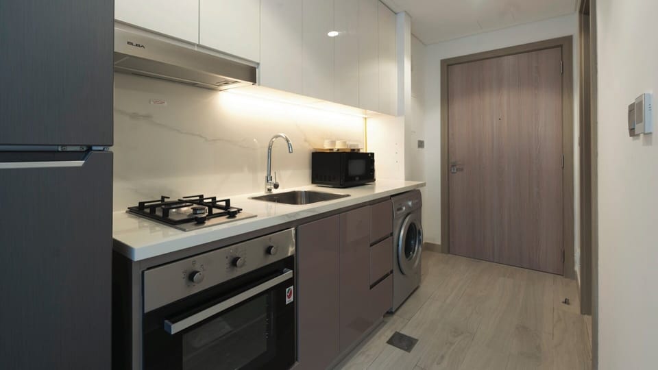 Deluxe Studio, Balcony | Private kitchen | Fridge, microwave, oven, stovetop