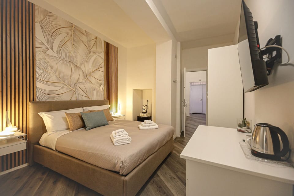 Deluxe Double Room, Balcony | Minibar, desk, WiFi (free)