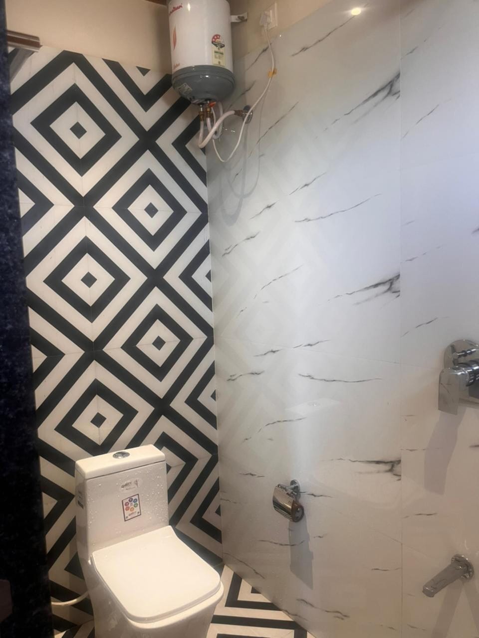 Deluxe Room | Bathroom | Shower, slippers, towels, soap