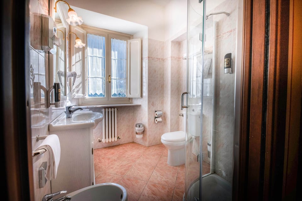 Romantic Double Room, Balcony, Garden View | Bathroom | Shower, hair dryer, bidet, towels