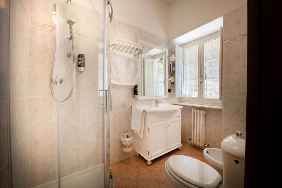 Comfort Double Room, Garden View | Bathroom | Shower, hair dryer, bidet, towels