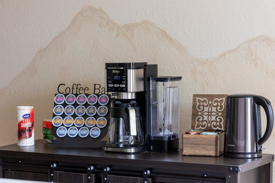 House, 4 Bedrooms | Coffee and/or coffee maker