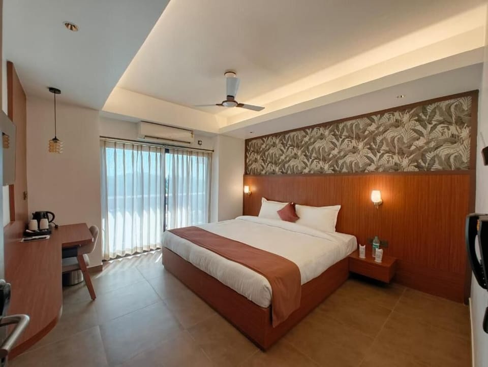In-room safe, desk, soundproofing, iron/ironing board