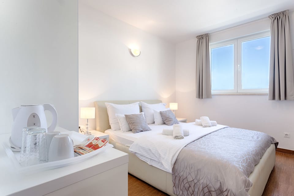 Economy Double Room | Hypo-allergenic bedding available, in-room safe, soundproofing