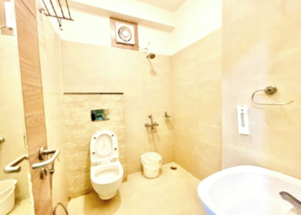Shower, rainfall showerhead, free toiletries, bidet