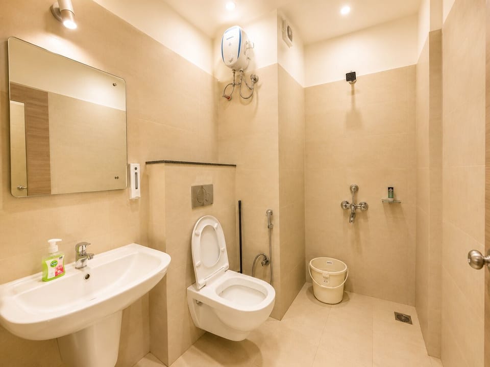 Shower, rainfall showerhead, free toiletries, bidet