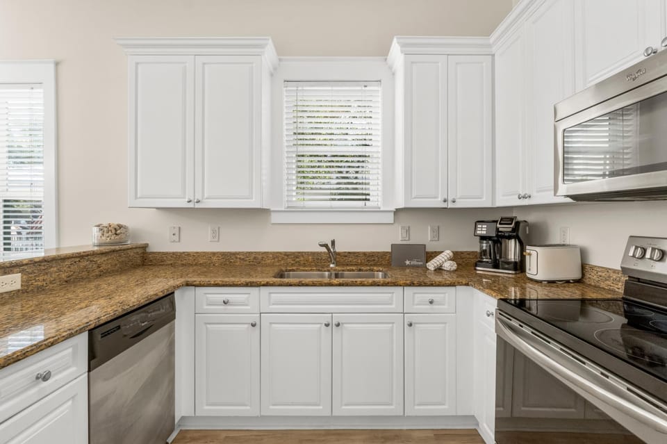 House, 4 Bedrooms, Courtyard View | Private kitchen | Full-size fridge, microwave, oven, stovetop