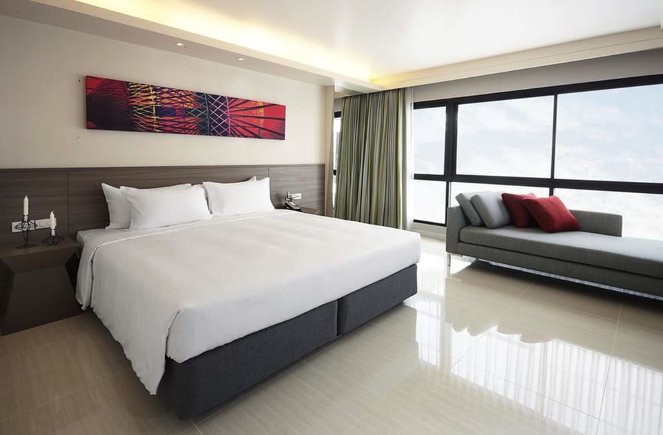Deluxe Double Room | Minibar, in-room safe, desk, blackout drapes