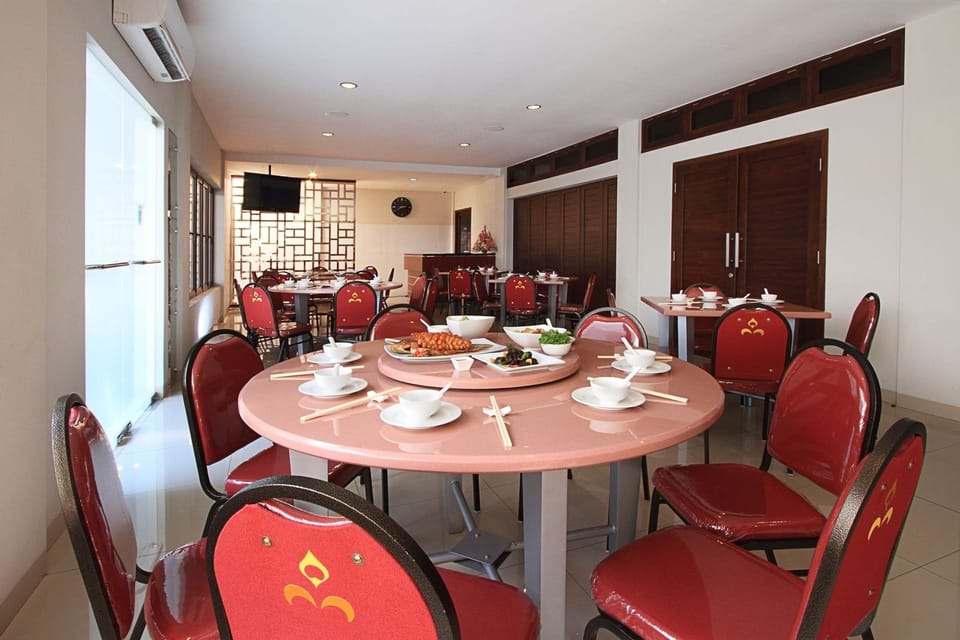 2 restaurants; breakfast, lunch, and dinner served