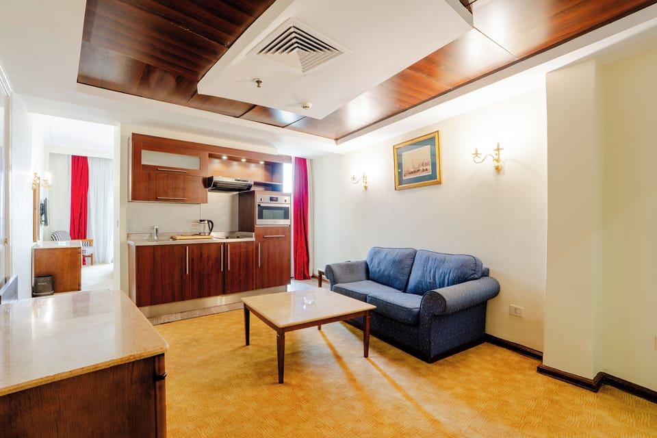 Executive Suite, 1 Bedroom, River View | Minibar, in-room safe, soundproofing, free WiFi