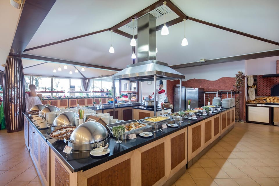 4 restaurants; breakfast, lunch, dinner, and brunch served