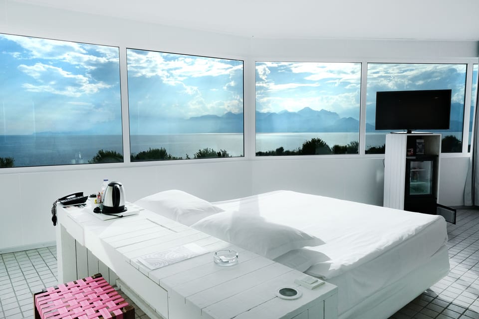 Deluxe Room | Minibar, in-room safe, desk, blackout drapes