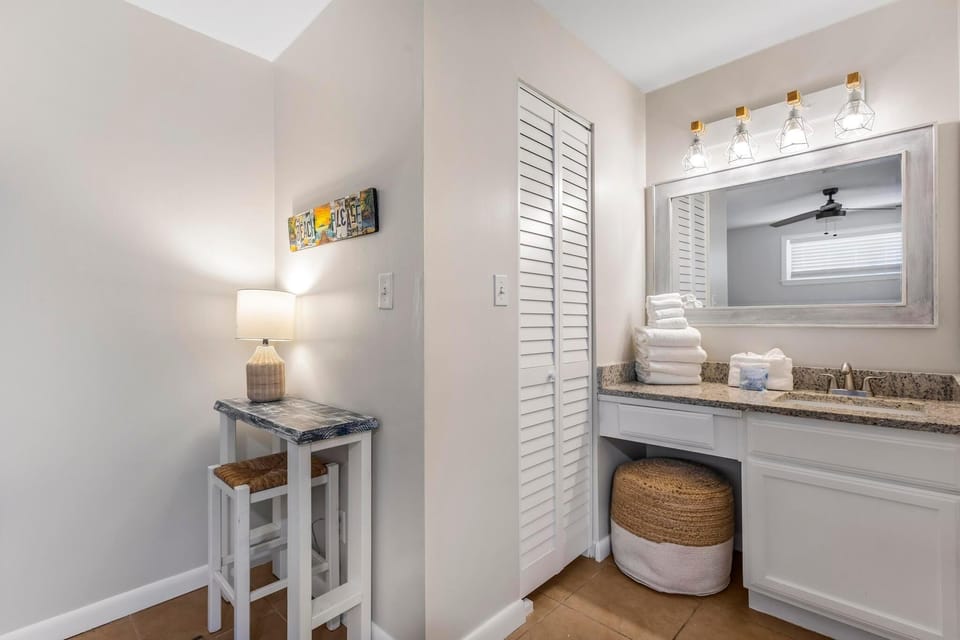 Condo, 1 King Bed with Sofa bed (Sugar Beach 357) | Interior