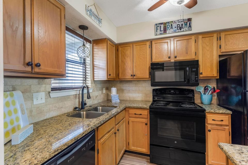 Condo, Multiple Beds (The Landing 102) | Private kitchen