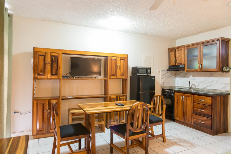 Deluxe Studio, 1 King Bed, Beachside | In-room dining