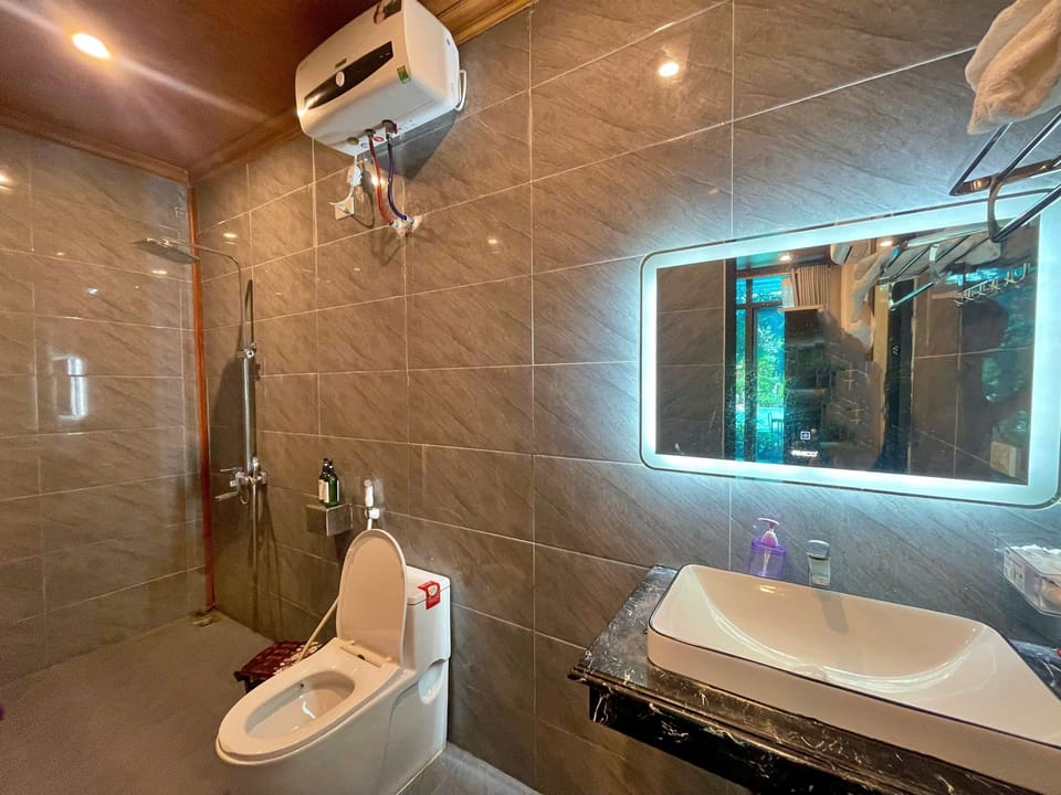 Hair dryer, slippers, bidet, towels