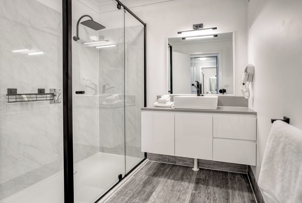 Upstairs Garden View Deluxe King/Twin | Bathroom | Shower, free toiletries, hair dryer, towels