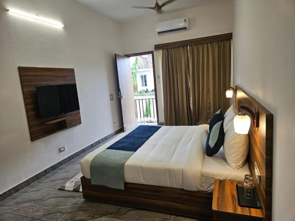 Deluxe Double Room, Garden View | In-room safe, desk, free WiFi