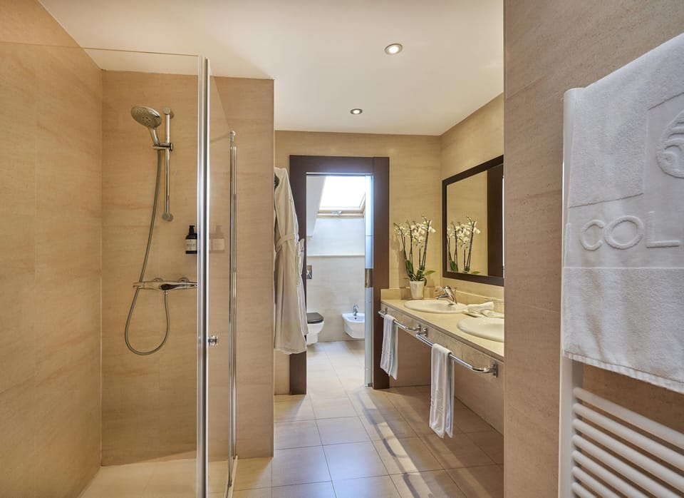 Premium Room | Minibar, in-room safe, desk, blackout drapes