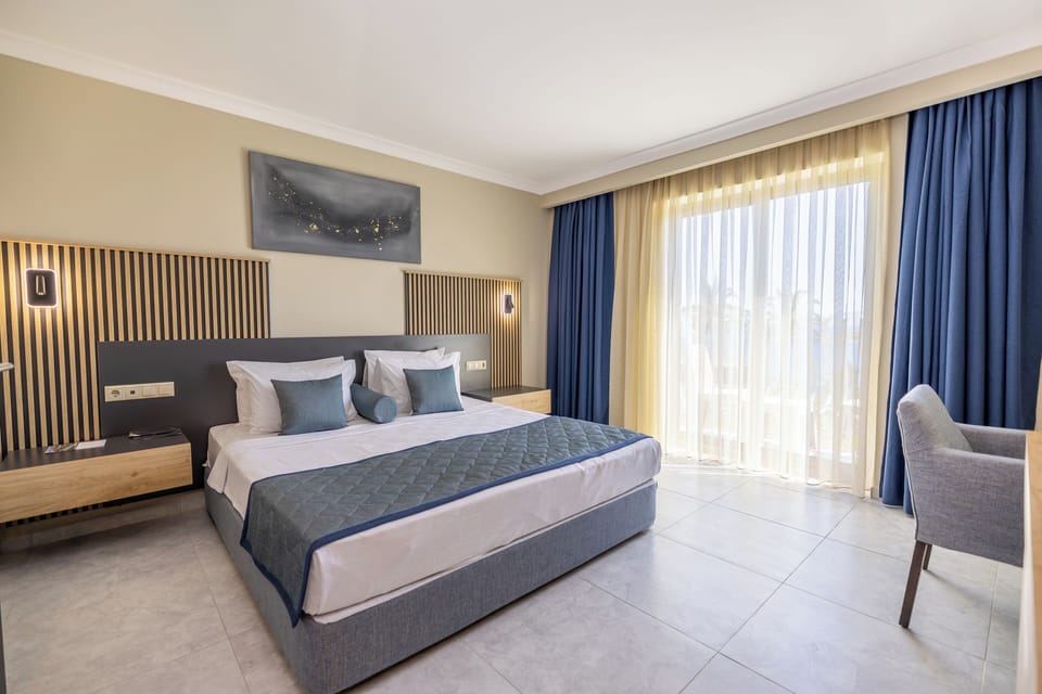 Standard Family Room | Minibar, in-room safe, desk, bed sheets
