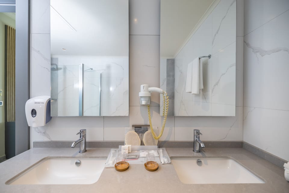 Superior Suite, Balcony | Bathroom | Combined shower/tub, jetted tub, free toiletries, hair dryer