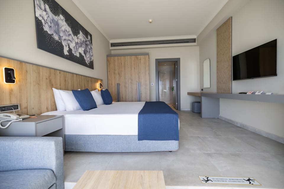 Standard Room, Sea View | Minibar, in-room safe, desk, bed sheets