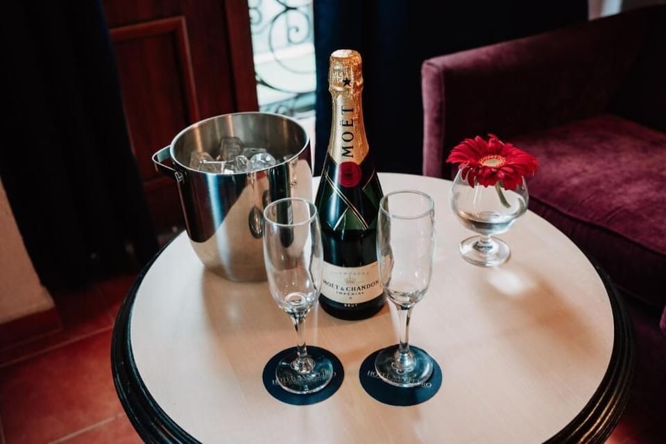 Deluxe Suite, Balcony, City View | Food and drink
