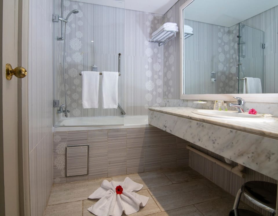 Combined shower/tub, hair dryer, towels