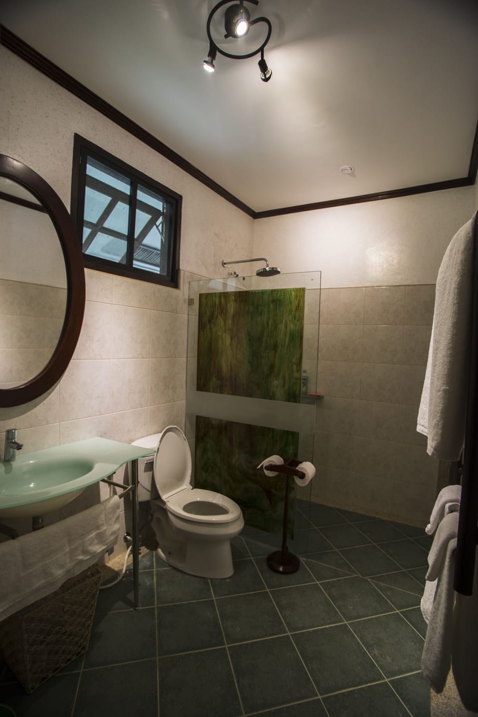 Shower, rainfall showerhead, free toiletries, hair dryer
