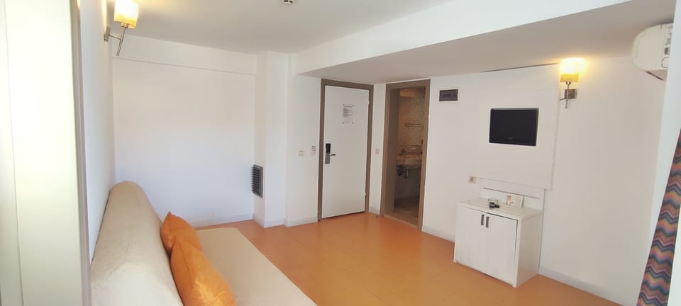 Family Room | Cribs (free)
