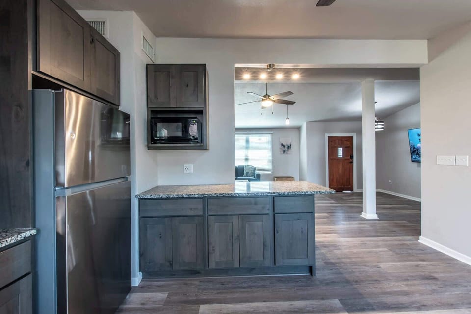 House, Multiple Beds, Hot Tub, Garden View (5826 Hinman) | Interior