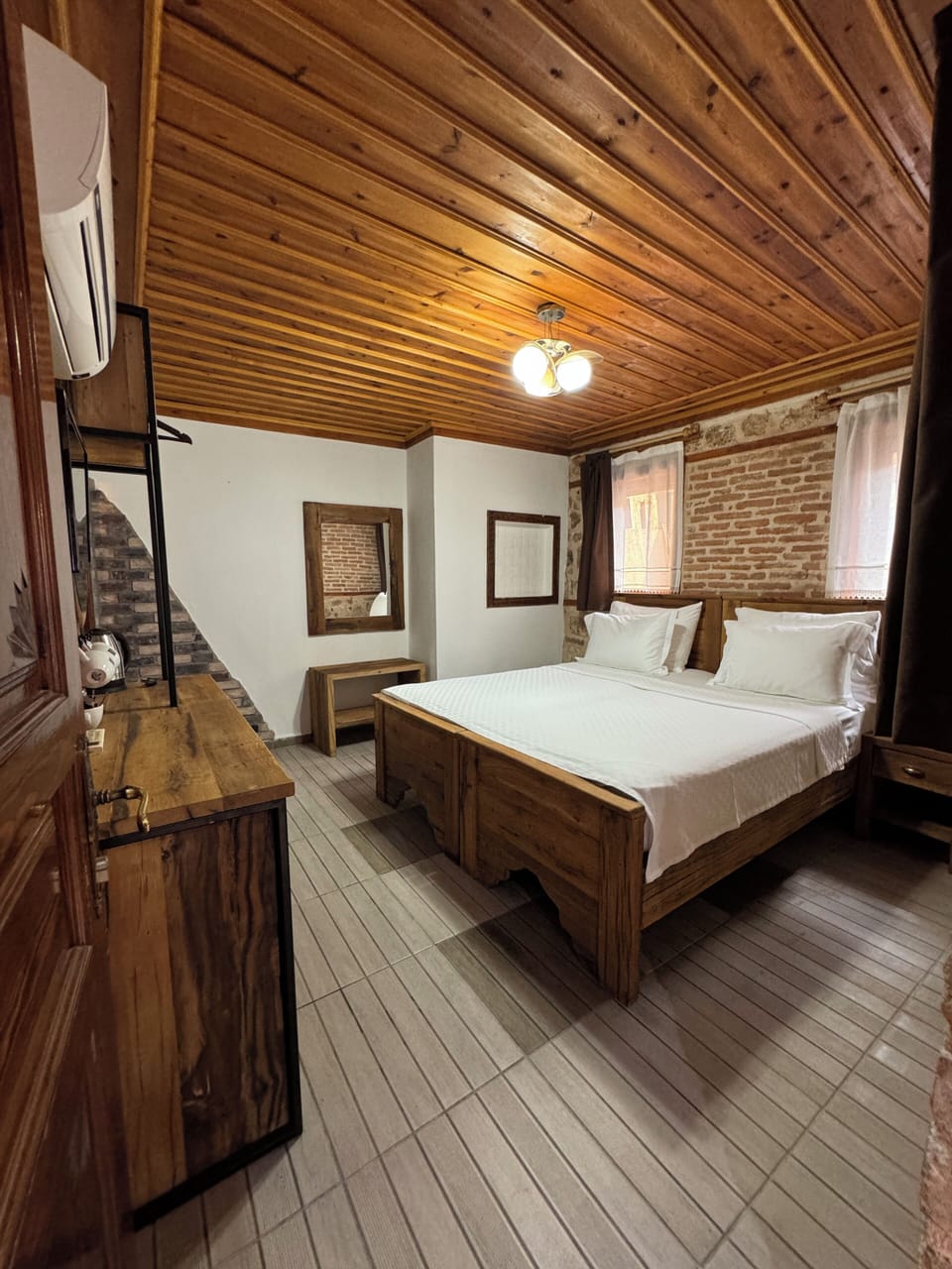 Economy Room | Premium bedding, minibar, in-room safe, individually decorated